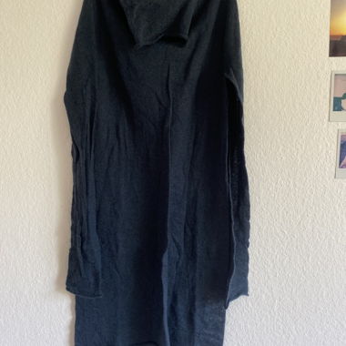 Dunkelblauer langer Pullover