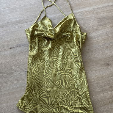 Grünes Satin-Backless-Kleid