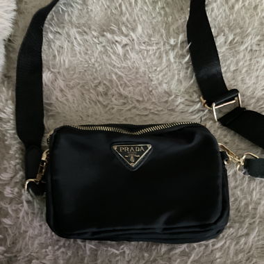 Eine NICHT ORiGINALE Prada Tasche zum  umhängen 