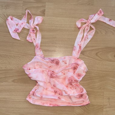 Top rosa con motivo floreale