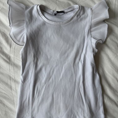 Top bianco a coste con maniche arricciate