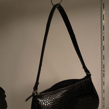 Sac à main noir effet croco