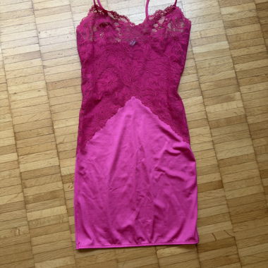 Robe nuisette en satin rose avec dentelle
