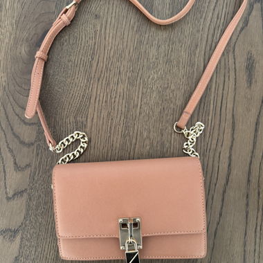 Sac bandoulière marron à bride-chaîne