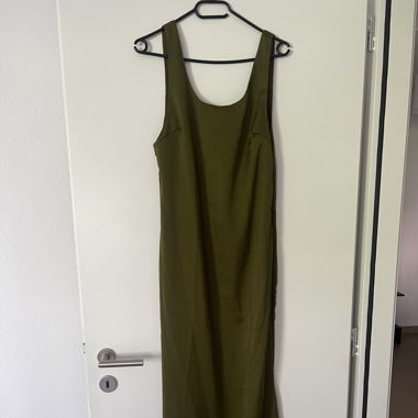 Kleid mit leicht ausgeschnittenem Rücken