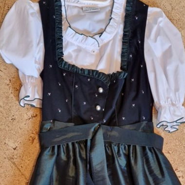 Dirndl mit Bluse und Schürze