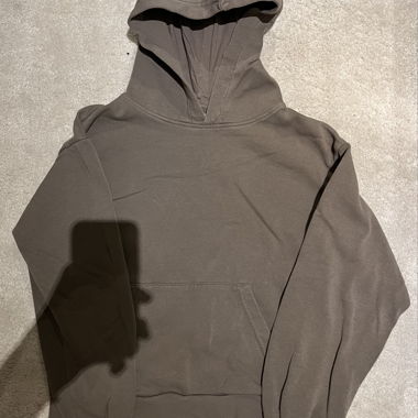 2 Kapuzenpullover in Grau und Braun