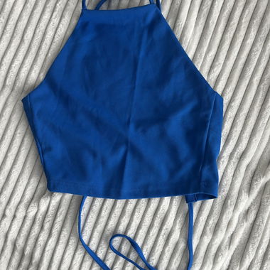 Top blu con scollo a collo alto