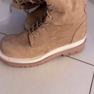 Beige Wildleder-Schnürstiefel 