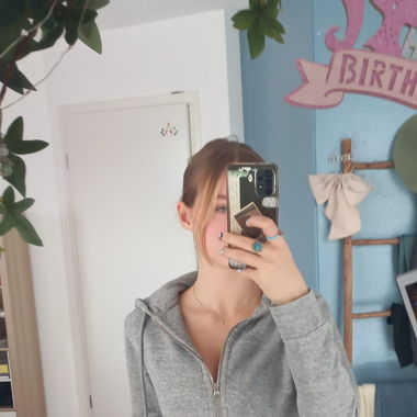 Grauer Hoodie
