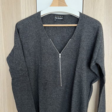 Grauer Woll- und Kaschmirpullover mit V-Ausschnitt