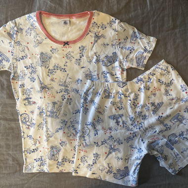Gemusterter Pyjama von Petit Bateau