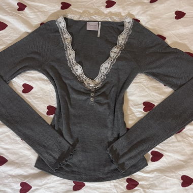 Graues Longsleeve mit Spitzenbesatz
