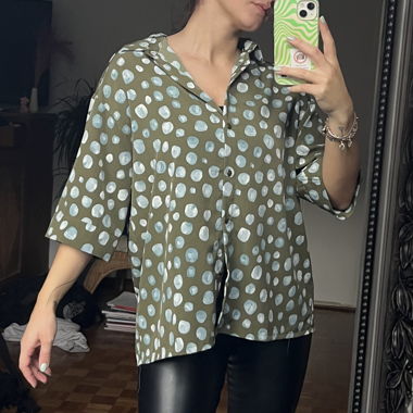 Bluse gepunktet