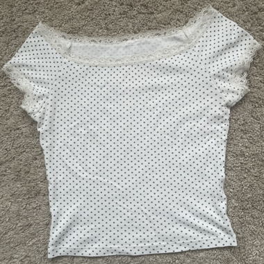 T-shirt bianco a pois con pizzo