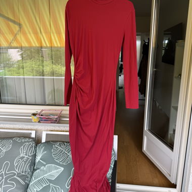 Robe rouge à manches longues