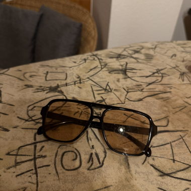 Lunettes de soleil noires tendance à verres teintés orange