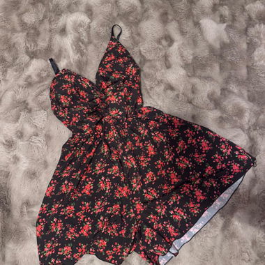 Schwarzes Blumen-Kleid
