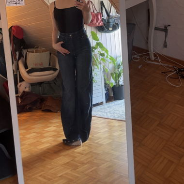 Jeans à jambe large avec étiquette en denim