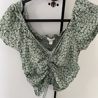 Top floreale arricciato