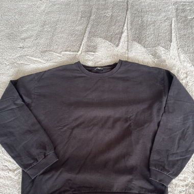 Schwarzer Pullover