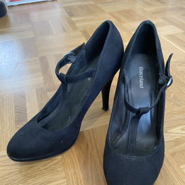 Schwarze High Heels mit Riemchen