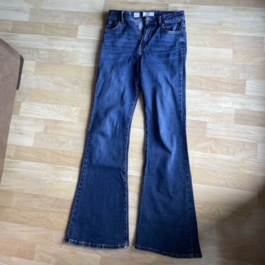 Jeans svasati in denim blu