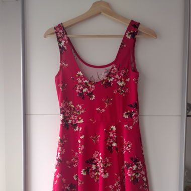 Kurzes Sommerkleid, Rot mit Blumen, Grösse S