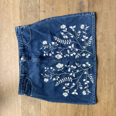 Gonna di jeans ricamata