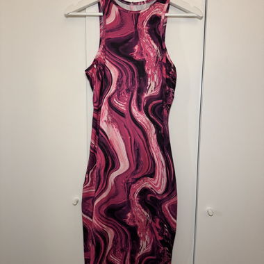 Rosa bedrucktes figurbetontes Kleid