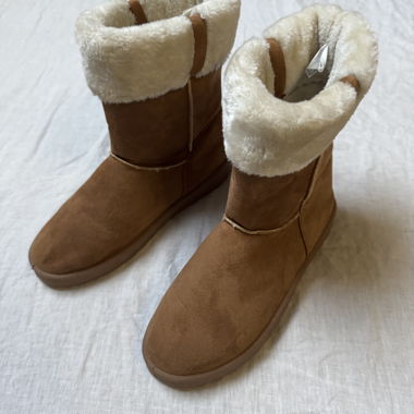 Camel fur boots