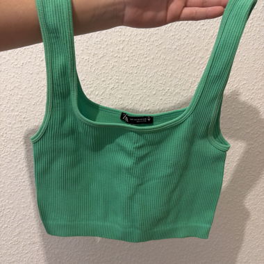 Top corto verde a coste