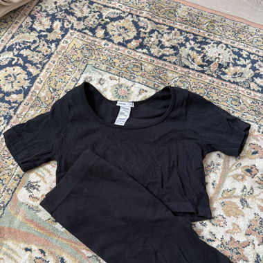 Schwarzes Crop-Top und Shorts-Set