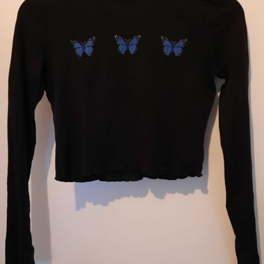 schwarzes longsleeve mit schmetterlingen