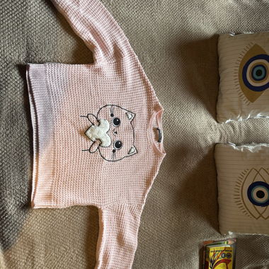 Maglione rosa in maglia con gatto