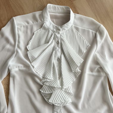 Weisse Rüschenbluse 