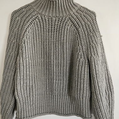 Maglione dolcevita grigio a maglia grossa