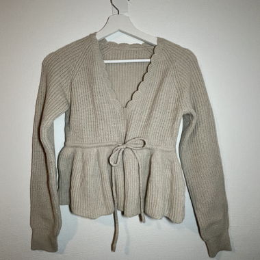 Hellbeiger, langärmliger Pullover, süsse Details