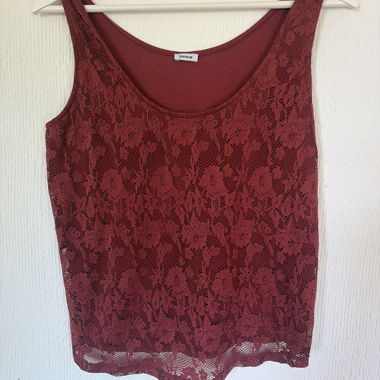 Bordeauxrotes Spitzentop