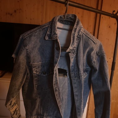 Veste en jean déchirée