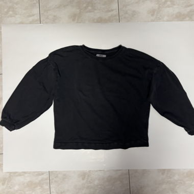 Schwarzer Pullover