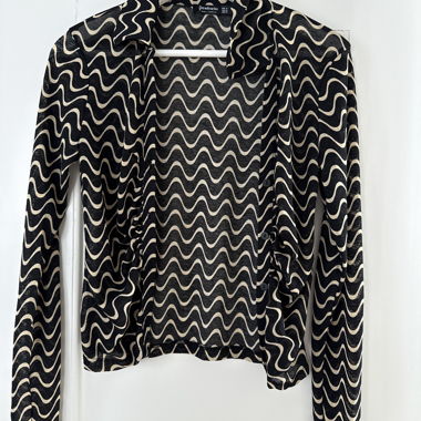 Blusa nera a onde