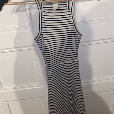 schwarz-weiß gestreiftes Kleid