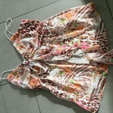 Gemustertes Wickelkleid