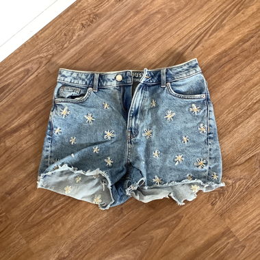 Jeansshorts mit Blumenstickerei