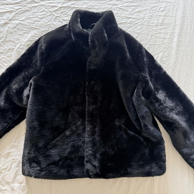 Cappotto Nero in Pelliccia Sintetica