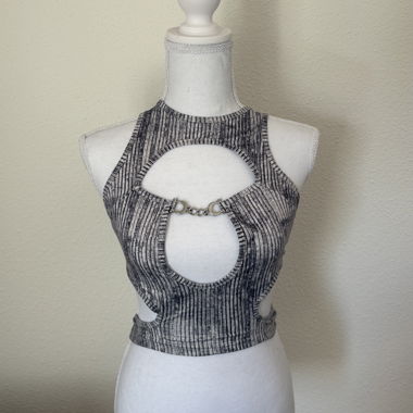 Top crop grigio SHEIN con cut-out