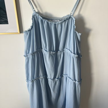 NA-KD hellblaues Rüschen-Trägerkleid Gr. 40