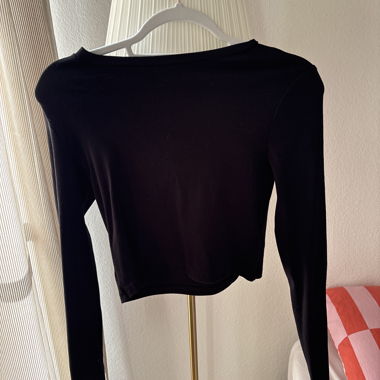 Black Long-Sleeve Crop Top