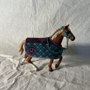 Figurina di cavallo con coperta e cavezza